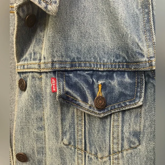Levi’s Oversized Denim / Jean Jacket - Picture 3 of 4